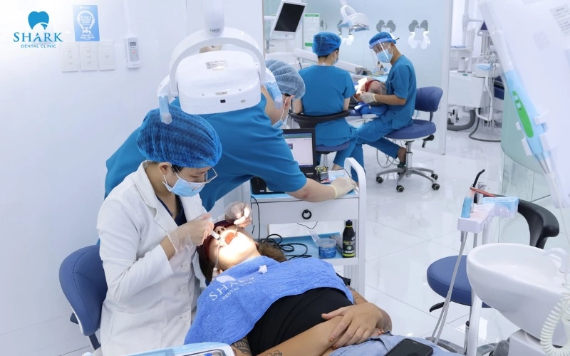 Quy trình trồng răng cần trải qua bước thăm khám kỹ lưỡng