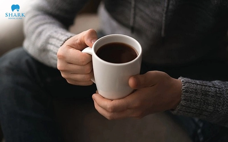 Răng trám có tẩy trắng được không? Cách khắc phục hiệu quả 7 Thường xuyên sử dụng cà phê, trà đậm hay thuốc lá là những nguyên nhân hàng đầu gây xỉn màu trên răng