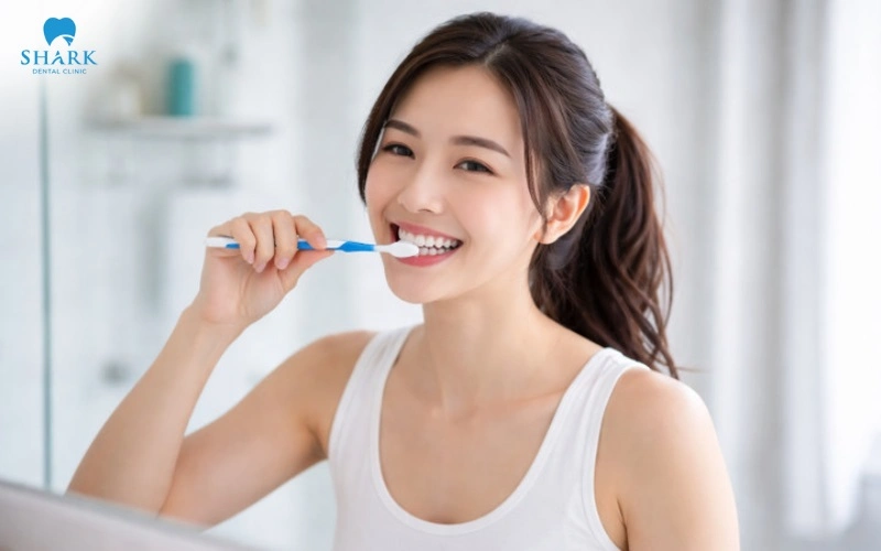 Răng trám có tẩy trắng được không? Cách khắc phục hiệu quả 10 Nên giữ thói quen đánh răng thường xuyên 2 lần mỗi ngày để giúp miếng trám luôn sạch và hạn chế bám màu