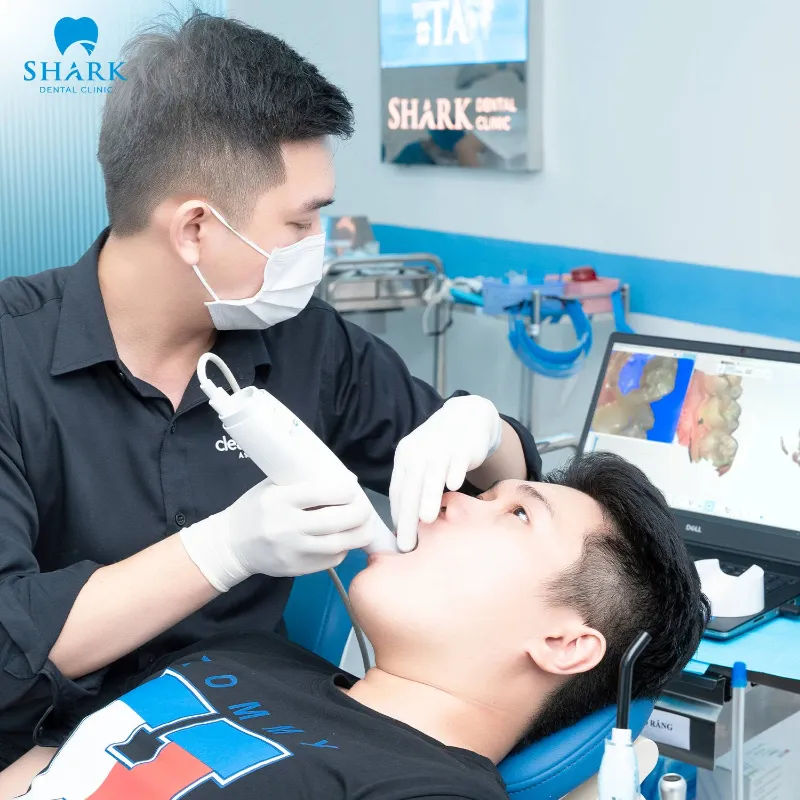 Máy X-quang toàn hàm hỗ trợ quan sát toàn diện cung hàm, vị trí các răng và phát hiện sớm các bệnh lý răng miệng.