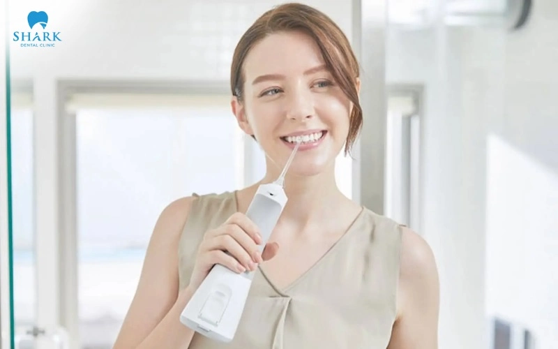 Bọc răng sứ có dùng tăm nước được không? Bác sĩ giải đáp 6 Kỹ thuật dùng tăm nước cho răng sứ