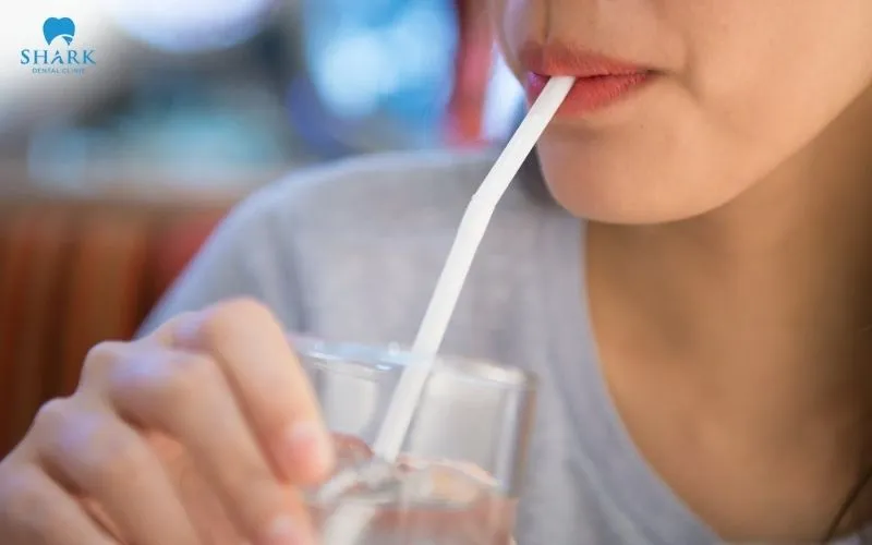Mẹo cầm máu sau khi nhổ răng khôn đúng cách và an toàn 11 Tránh sử dụng ống hút vì có thể tạo lực kéo trong khoang miệng, có thể ảnh hưởng đến cục máu đông mới hình thành