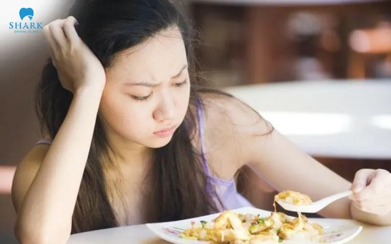 Đau nhức, sưng nướu và hạn chế há miệng có thể khiến việc nhai và ăn uống trở nên khó khăn