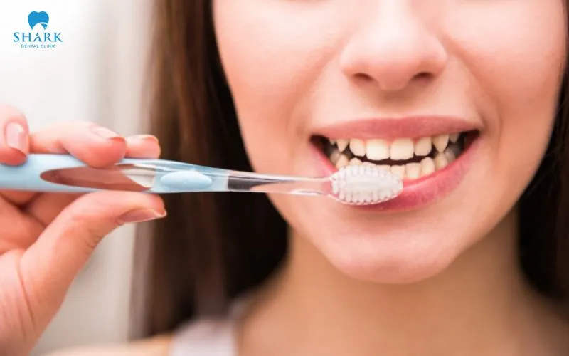 Nên thực hiện vệ sinh răng miệng 2 lần/ngày để đảm bảo khoang miệng luôn được sạch sẽ, hạn chế vi khuẩn xâm nhập