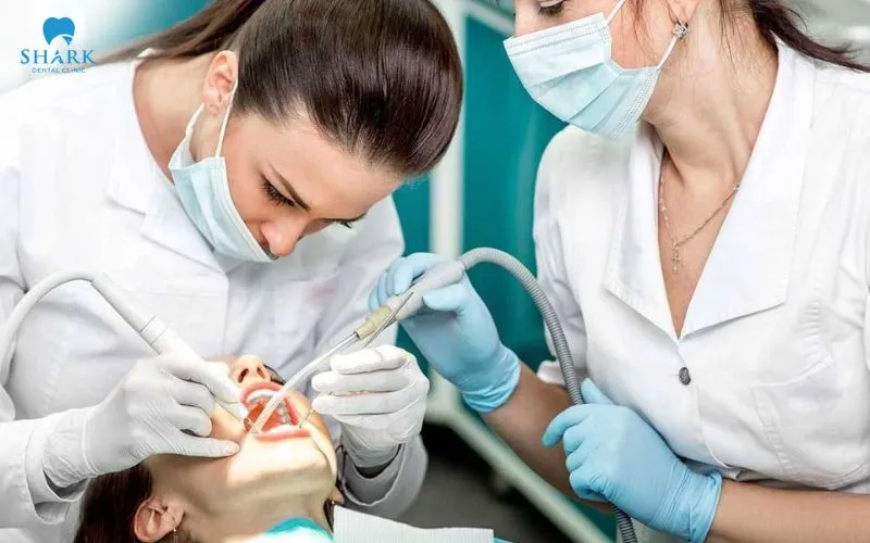 Bạn nên thăm khám nha khoa để được các bác sĩ kiểm tra và đánh giá tình trạng nướu và các mô xung quanh