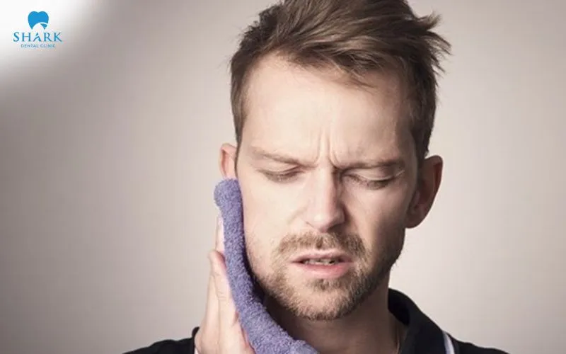 Nhổ răng khôn bị sưng có sao không? Sưng bao lâu thì hết? 6 Nhổ răng khôn thường gây sưng ở vùng nướu và má, đây là phản ứng viêm bình thường của cơ thể sau quá trình lấy răng ra khỏi ổ