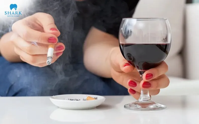 Nhổ răng khôn bị sưng có sao không? Sưng bao lâu thì hết? 7 Một trong những nguyên nhân gây ảnh hưởng đến vết thương sau nhổ răng là sử dụng thuốc lá và chất kích thích
