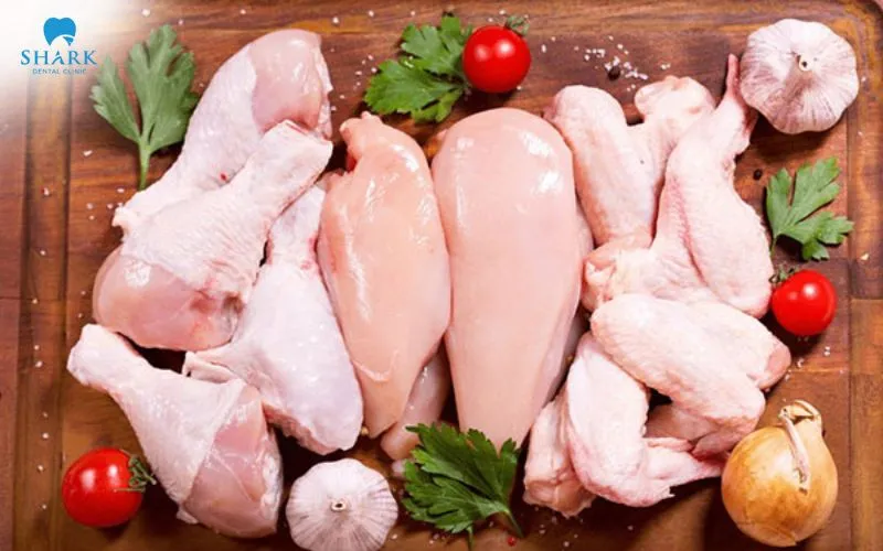 Nhổ răng khôn có ăn được thịt gà không? Cần kiêng gì? 6 Sau khi nhổ răng khôn, bạn vẫn có thể ăn được thịt gà, tuy nhiên cần chế biến phù hợp để hạn chế biến chứng