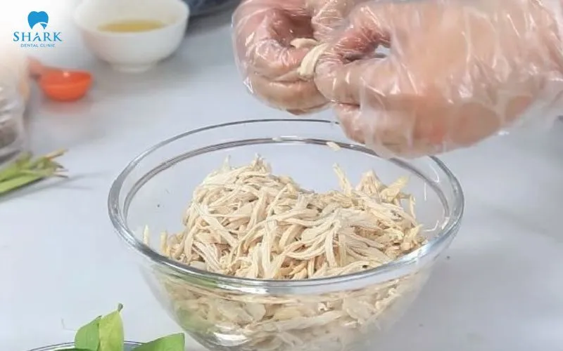 Nhổ răng khôn có ăn được thịt gà không? Cần kiêng gì? 7 Nên xé nhỏ thịt gà hoặc băm nhuyễn để dễ dàng ăn nhai và tránh ảnh hưởng