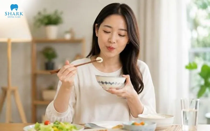 Nhổ răng khôn có ăn được thịt gà không? Cần kiêng gì? 8 Bạn nên ăn nhai nhẹ nhàng, nhai từng miếng nhỏ và nhai ở hàm đối diện để hạn chế tác động lên vết nhổ