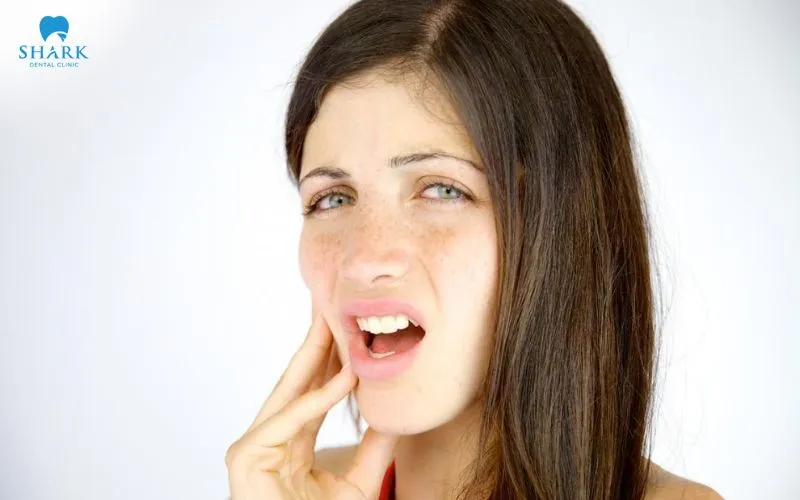 Sau khi nhổ răng, bạn có thể khó há miệng vì vết thương đang sưng hoặc có thể kích ứng nhẹ 