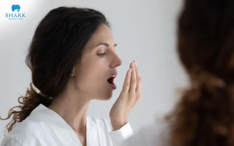 Bạn có thể gặp tình trạng hôi miệng và vị khó chịu sau khi nhổ răng khôn 