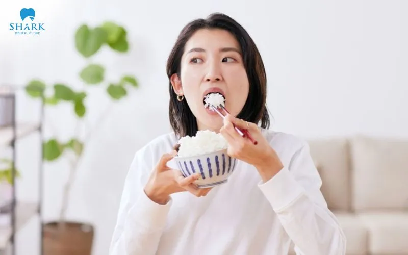 Sau khi nhổ răng, không nên ăn cơm ngay vì lực nhai có thể tác động đến ổ răng đang tổn thương, ảnh hưởng đến cục máu đông