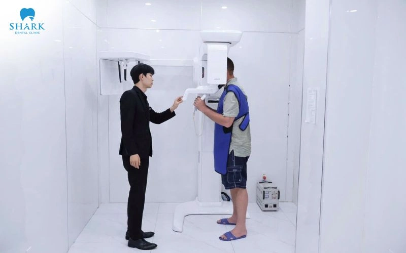 Hiểu đúng phạm vi hành nghề của bác sĩ trong lĩnh vực Nha khoa 27 Tại Nha khoa Shark, bác sĩ sẽ tiến hành thăm khám và đánh giá tình trạng răng miệng để xác định vấn đề cần điều trị trước khi thực hiện