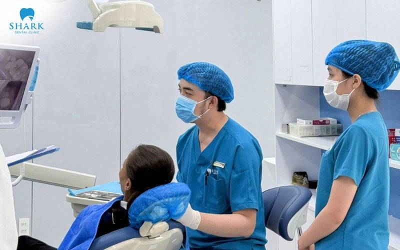 Hiểu đúng phạm vi hành nghề của bác sĩ trong lĩnh vực Nha khoa 28 Khi tiến hành điều trị, khách hàng sẽ được đội ngũ y bác sĩ được đào tạo chuyên sâu về chuyên môn tại Nha khoa Shark thực hiện