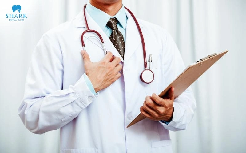 Hiểu đúng phạm vi hành nghề của bác sĩ trong lĩnh vực Nha khoa 25 Trước khi điều trị, khách hàng nên chủ động hỏi rõ ai là người trực tiếp thực hiện kỹ thuật, chuyên môn và phạm vi hành nghề của họ