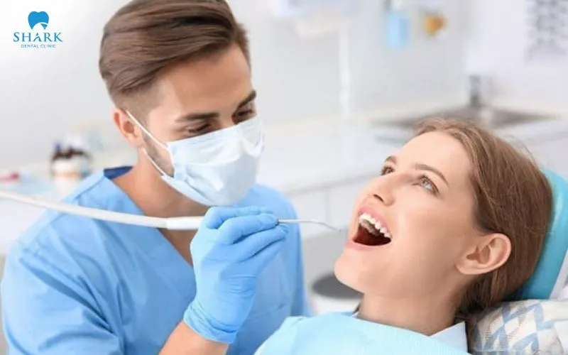 Răng khôn bị sâu có trám được không? Nên trám hay nhổ 15 Bạn sẽ được nha sĩ vệ sinh khoang miệng nhằm loại bỏ mảng bám, vụn thức ăn trước khi thực hiện trám răng