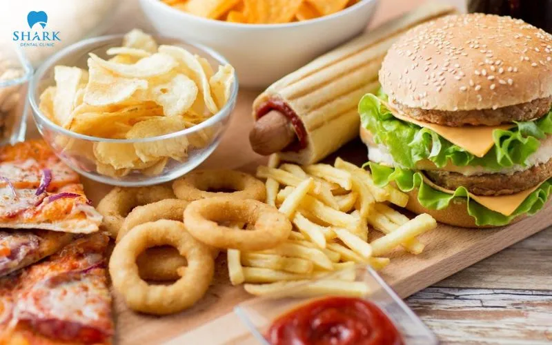 Nên hạn chế những loại thực phẩm giòn, cứng, nóng và cay có thể kích thích vùng nhổ, gây khó chịu hoặc để lại vụn thức ăn trong ổ răng