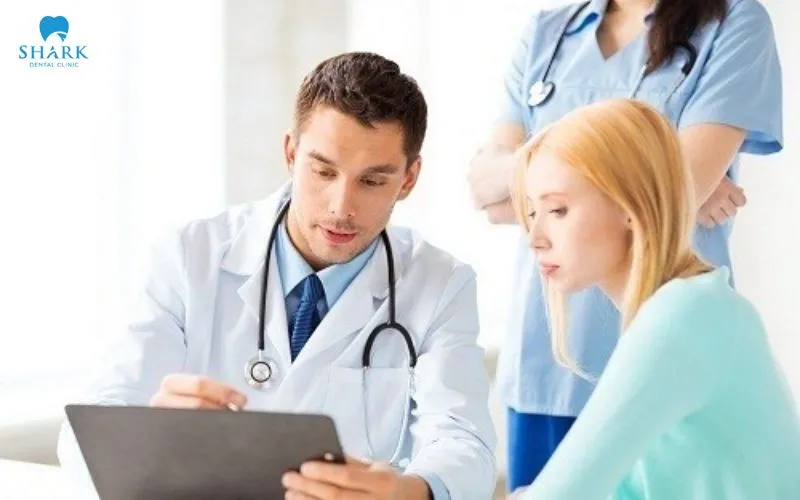 Sau tiểu phẫu, bác sĩ dặn dò cách chăm sóc vết thương, chế độ ăn uống, vệ sinh răng miệng và sử dụng thuốc theo chỉ định