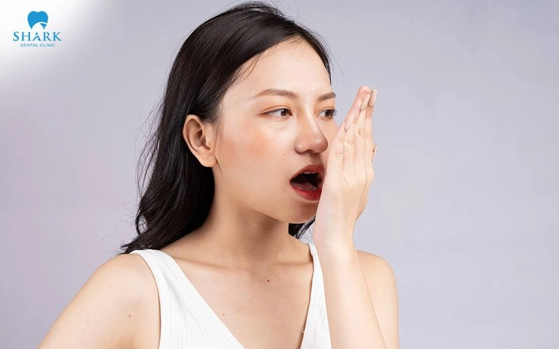 Bọc răng sứ có bị sâu không? Có gây nguy hiểm không? 9 Hơi thở có mùi khó chịu kéo dài là dấu hiệu nhận biết bọc răng sứ bị sâu