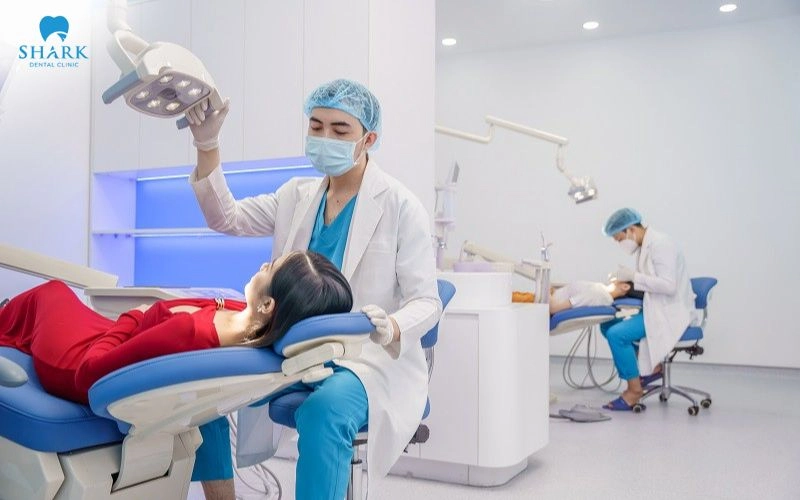 Bọc răng sứ có bị sâu không? Có gây nguy hiểm không? 12 Nên chọn các địa chỉ nha khoa uy tín sở hữu đội ngũ chuyên môn phù hợp, trang thiết bị đầy đủ và công nghệ hỗ trợ hiện đại