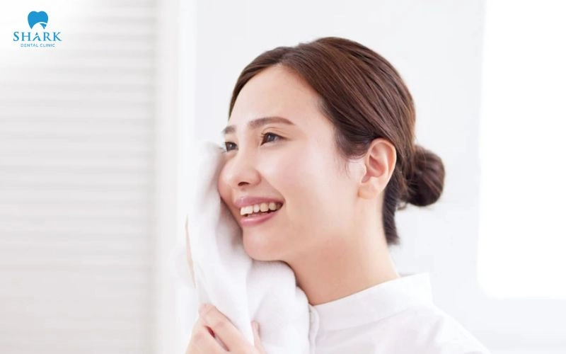Cắm Implant bao lâu thì hết sưng? Nguyên nhân bị sưng dai dẳng 13 Trong 24-48 giờ sau phẫu thuật, bạn có thể thường lạnh hoặc ấm để hỗ trợ giảm sưng đau, cải thiện tuần hoàn máu và giúp vết bầm tím tan dần