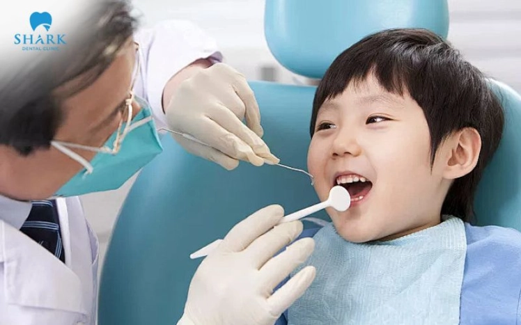 Sau khi thực hiện xong, bác sĩ sẽ hướng dẫn trẻ đánh răng đúng cách, vệ sinh các kẽ răng phù hợp