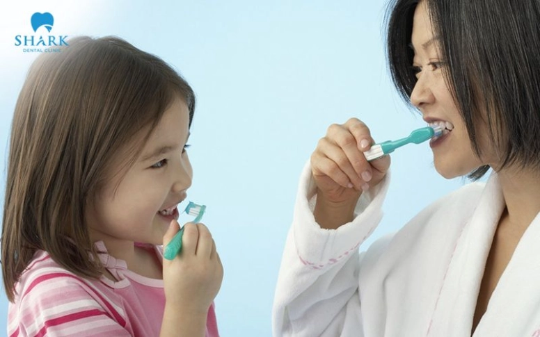 Hướng dẫn trẻ đánh răng nhẹ nhàng bằng bàn chải lông mềm và sử dụng kem đánh răng phù hợp với trẻ
