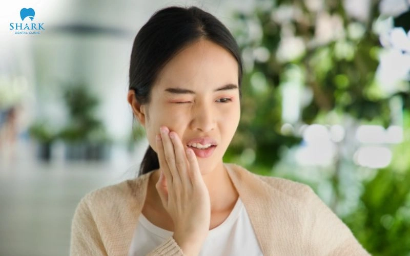 Khó há miệng là một trong những dấu hiệu điển hình cho tình trạng cứng hàm sau nhổ răng khôn