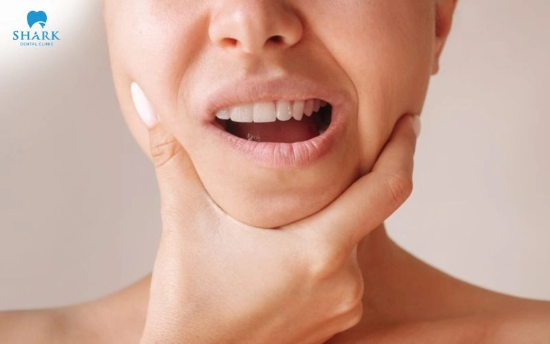 Khoảng 2-3 ngày sau nhổ răng cảm giác đau và sưng bắt đầu giảm, bạn có thể tập há miệng nhẹ nhàng