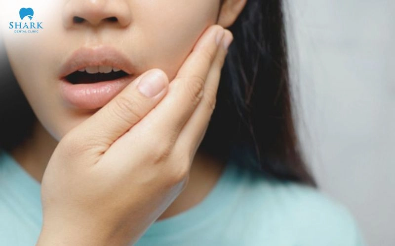 Khi tình trạng sưng đau đã giảm, người thực hiện có thể tập há miệng nhẹ nhàng để hỗ trợ cải thiện biên độ vận động của hàm