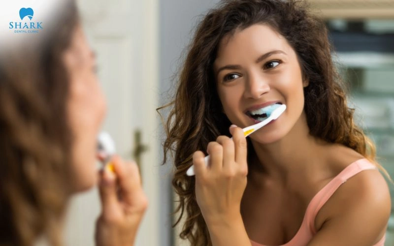 Sử dụng bàn chải lông mềm, chải nhẹ nhàng và tránh chạm trực tiếp vào vị trí nhổ răng
