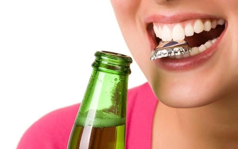 Dán sứ Veneer có bong không? Cách phòng ngừa Veneer bị rơi 7 Dán sứ có thể bị bong nếu bạn thường xuyên cắn, gặm vật cứng, dùng răng mở nắp chai hoặc nghiến răng khi ngủ
