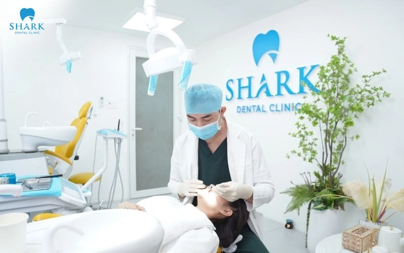 Dán sứ Veneer có tháo ra được không? Quy trình thực hiện như thế nào? 8 Sau khi hoàn tất, bác sĩ kiểm tra lại mặt dán sứ và tình trạng răng để đảm bảo kết quả phục hình ổn định