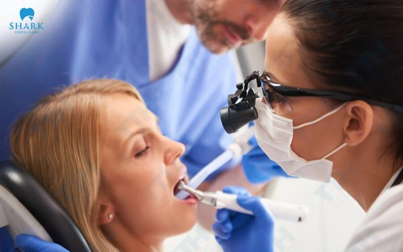 Điều trị tủy bằng kính hiển vi là gì? Chi phí có cao không? 7 Chữa tủy bằng kính hiển vi giúp bác sĩ quan sát các chi tiết nhỏ bên trong răng mà mắt thường khó nhận thấy
