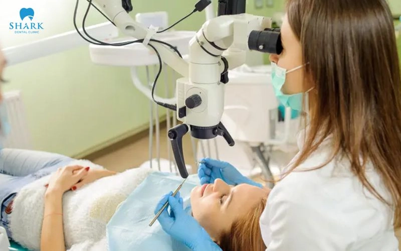 Điều trị tủy bằng kính hiển vi là gì? Chi phí có cao không? 10 Chi phí lấy tủy bằng kính hiển vi dao động trong khoảng 1.500.000 - 6.000.000 VNĐ/răng