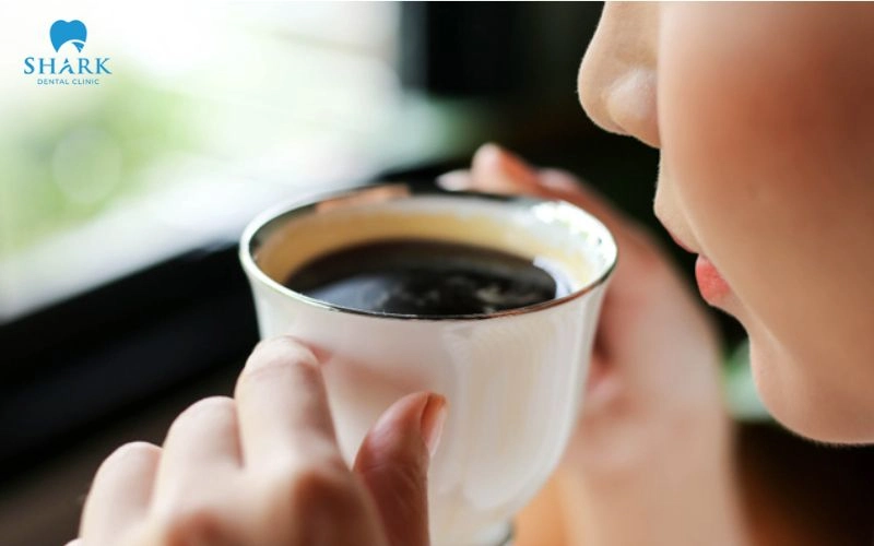 Máng ngậm tẩy trắng răng là gì? Hiệu quả nhanh không? 13 Máng ngậm tẩy trắng răng phù hợp với người có răng bị xỉn màu do sử dụng trà, cà phê và các loại nước sẫm màu thường xuyên