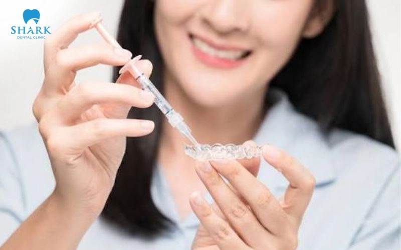 Máng ngậm tẩy trắng răng là gì? Hiệu quả nhanh không? 17 Trước khi sử dụng nên vệ sinh máng và lau khô sau đó lấy lượng gel vừa đủ để tránh sử dụng gel quá nhiều
