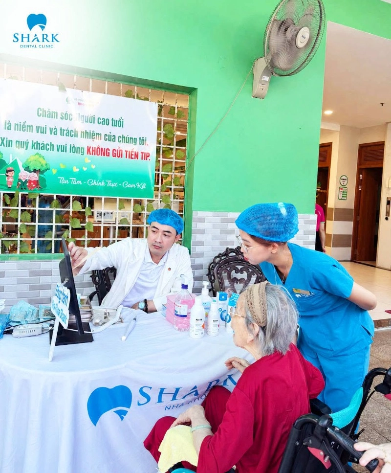 Đội ngũ bác sĩ Nha Khoa Shark ghé thăm viện dưỡng lão Bình Mỹ: Hành động nhỏ, ý nghĩa lớn 9 Chuyến thăm viện dưỡng lão của đội ngũ Nha khoa Shark mang đến nhiều hoạt động ý nghĩa