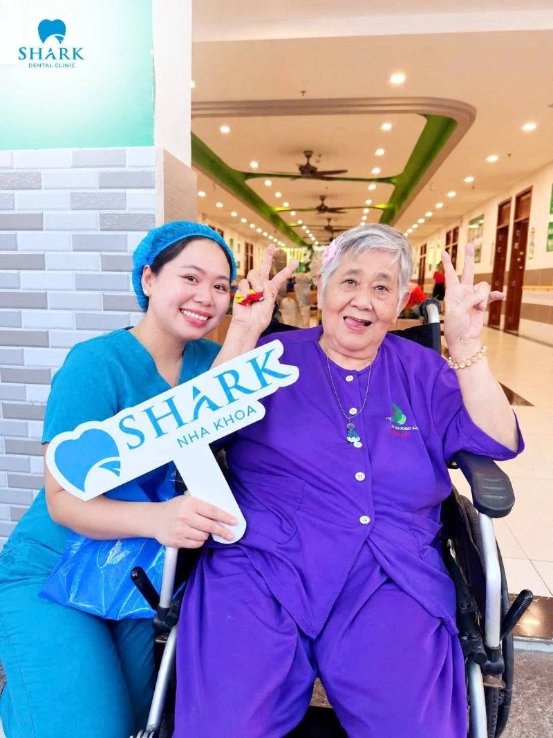 Đội ngũ bác sĩ Nha Khoa Shark ghé thăm viện dưỡng lão Bình Mỹ: Hành động nhỏ, ý nghĩa lớn 10 Những hình ảnh đẹp của đội ngũ y bác sĩ Nha khoa Shark cùng các ông bà ở viện dưỡng lão