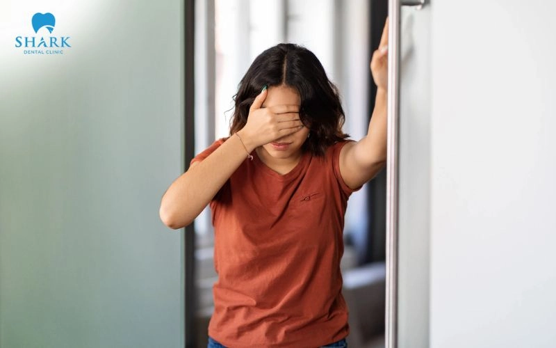 Nếu nhìn ăn trước khi thực hiện nhổ răng, bạn sẽ gặp tình trạng chóng mặt, mệt mỏi hoặc run tay