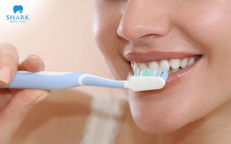 Cần súc miệng nhẹ nhàng, có thể kết hợp súc miệng nhẹ bằng nước muối sinh lý để tăng hiệu quả làm sạch khoang miệng tối đa
