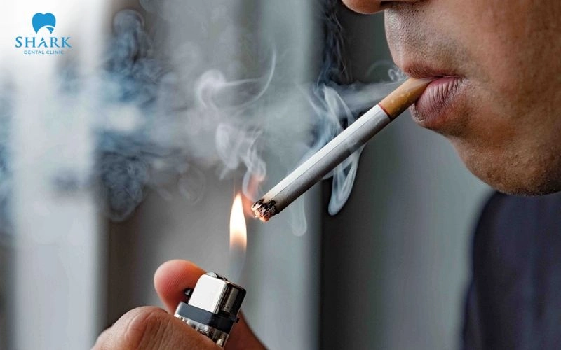 Viêm ổ răng khô là gì? Nguyên nhân và cách khắc phục 10 Hút thuốc lá là một trong những nguyên nhân gây ảnh hưởng đến quá trình hồi phục mô sau nhổ răng