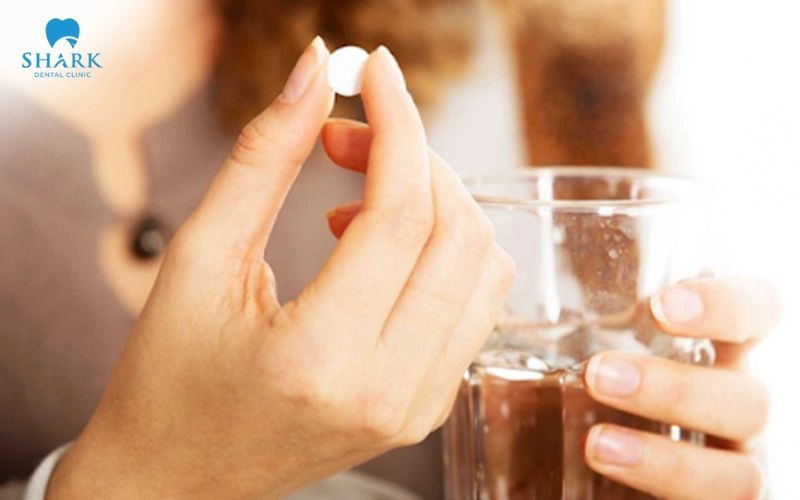 Viêm ổ răng khô là gì? Nguyên nhân và cách khắc phục 12 Uống thuốc giảm đau theo chỉ định của bác sĩ giúp hỗ trợ nhằm hạn chế đau nhức kéo dài
