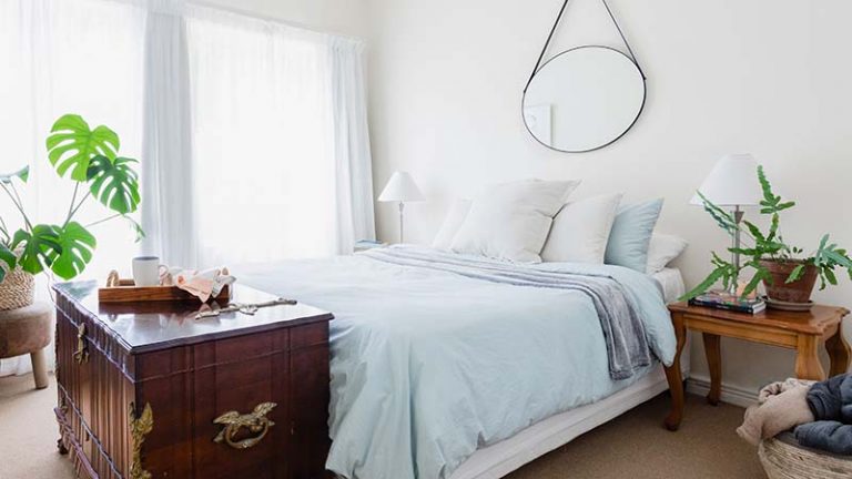 Phòng ngủ nên treo các loại rèm nhẹ nhàng, sang trọng