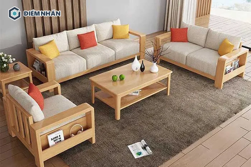 Nội thất phòng khách được làm từ gỗ cây cao su tạo nên vẻ đẹp tinh tế, mộc mạc