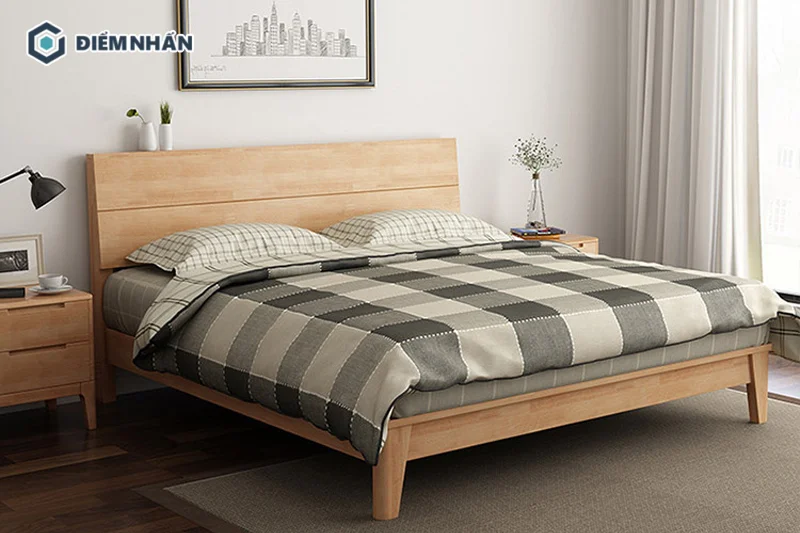 Giường ngủ được làm từ gỗ cây cao su mang đến cảm giác ấm cúng, gần gũi