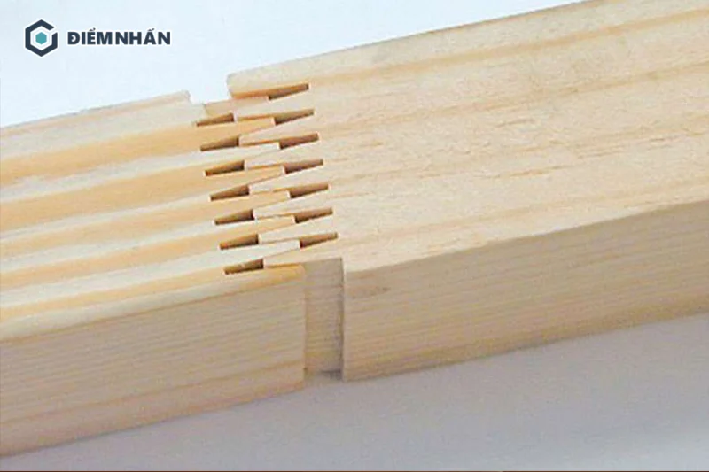 Gỗ ghép mặt hoặc ghép đầu là kiểu gỗ ghép các đầu thanh gỗ được xẻ răng cưa 