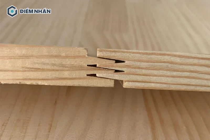 Khi nhìn ngang tấm ván gỗ cây cao su ghép cạnh bạn sẽ thấy các đường răng cưa
