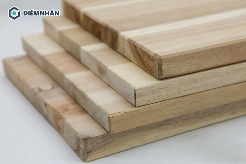 Ưu điểm của gỗ cây cao su là có độ mềm dẻo tự nhiên nên dễ chế biến uốn cong